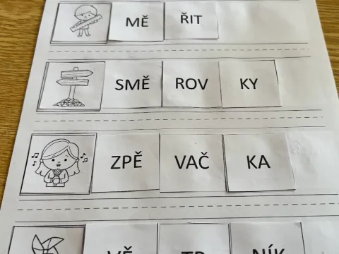 Materiál Skládání slov ze slabik (dě-tě-ně, bě-pě-vě-mě) použitý ve třídě